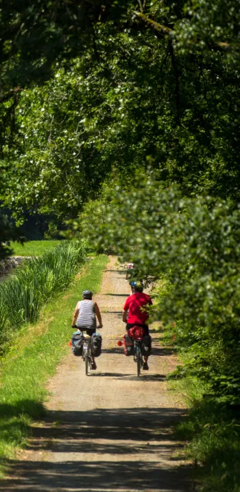 Kayaks et vélos sur le Canal de Nantes à Brest