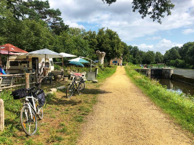 Canal de Nantes à Brest avec des vélos